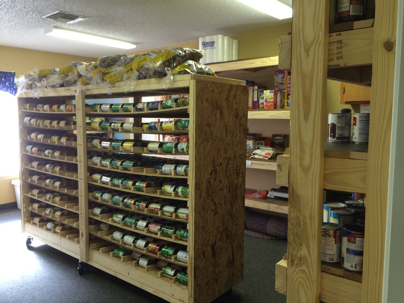 Canned goods food dispenser